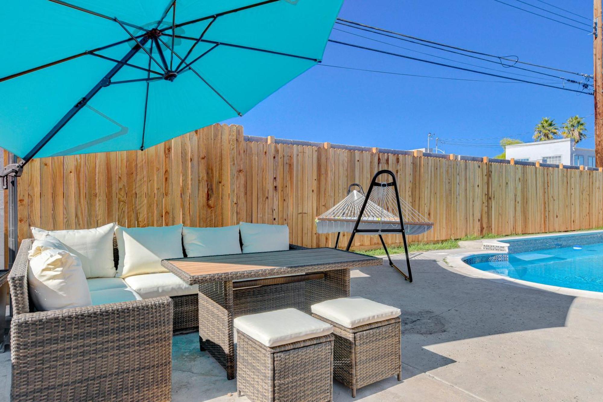 Lady Luck Oasis Large Pool Central Dogs Welcome Las Vegas Exterior foto